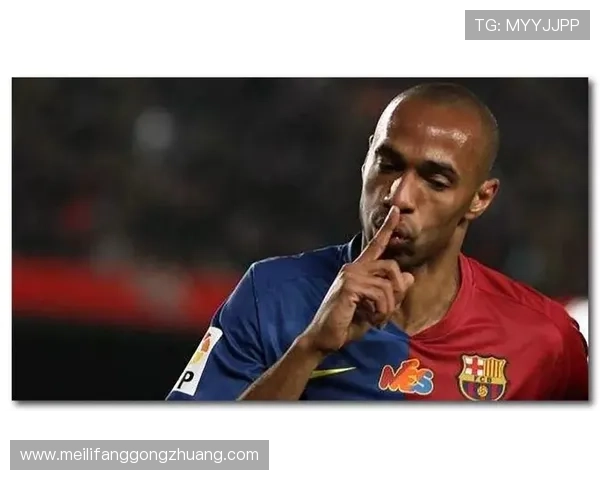 足球明星的光环下隐藏的俗气与浮华生活探讨