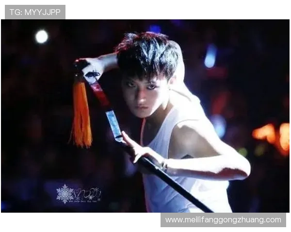 足球明星挑战极限用筷子打球展现惊人技巧与幽默风采 足球明星挑战极限用筷子打球展现惊人技巧与幽默风采