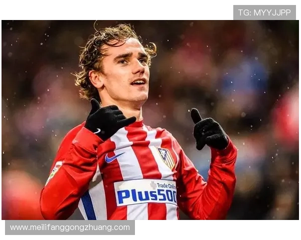 足球明星卷发男生的魅力瞬间展现时尚与运动的完美结合 足球明星卷发男生的魅力瞬间展现时尚与运动的完美结合